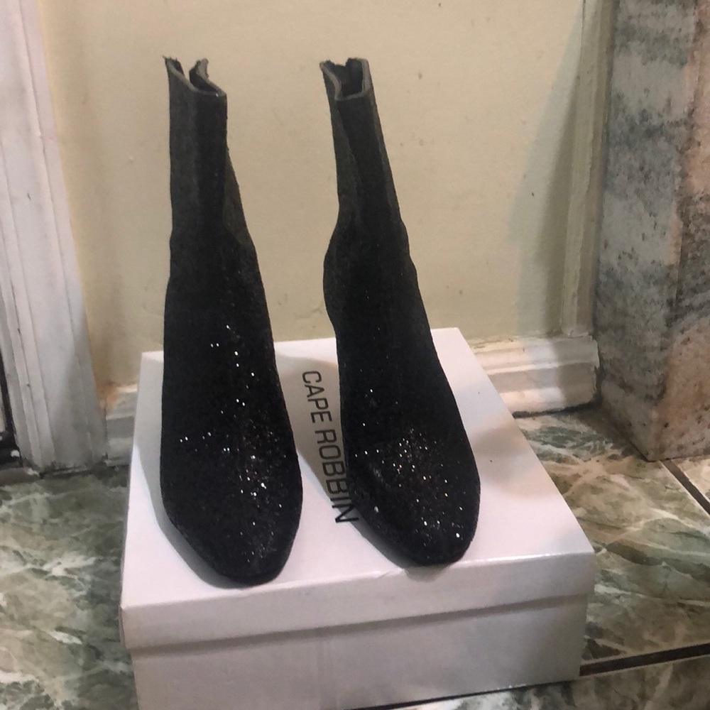 Shoes - Picture 2 of 4